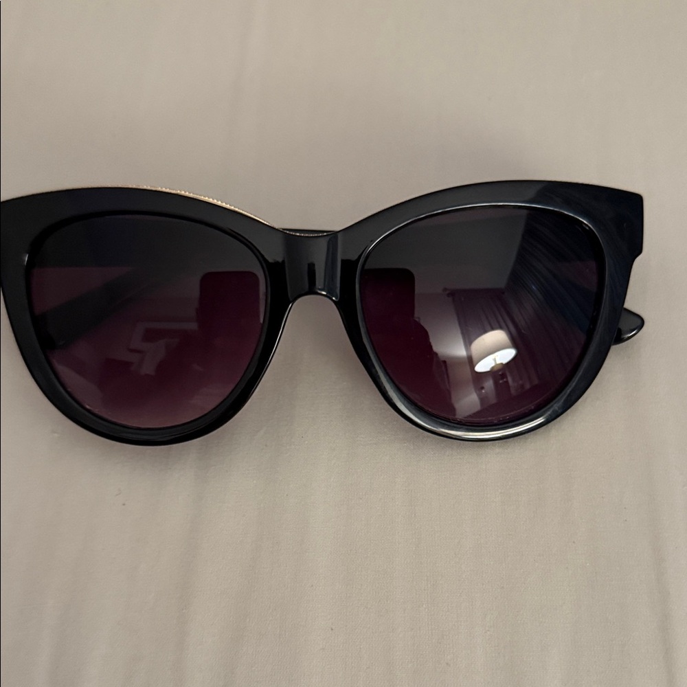 O by Oscar de la Renta model 1317